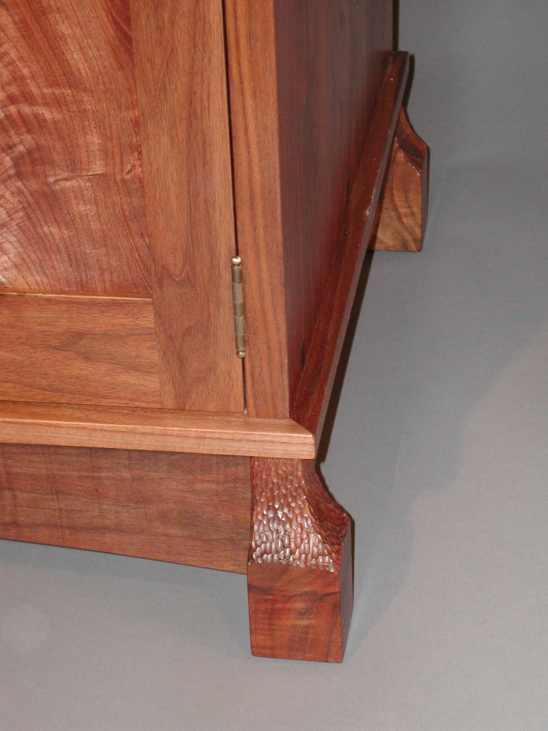 Rotating Gun Cabinet - detail of the feet