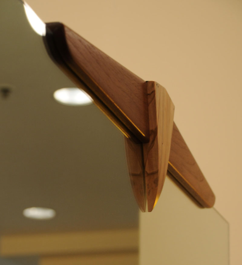 Salon Station Mirror Detail